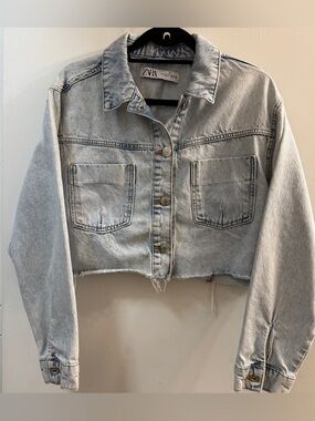 ZARA Light Wash Cropped Denim Jacket Raw Hem M